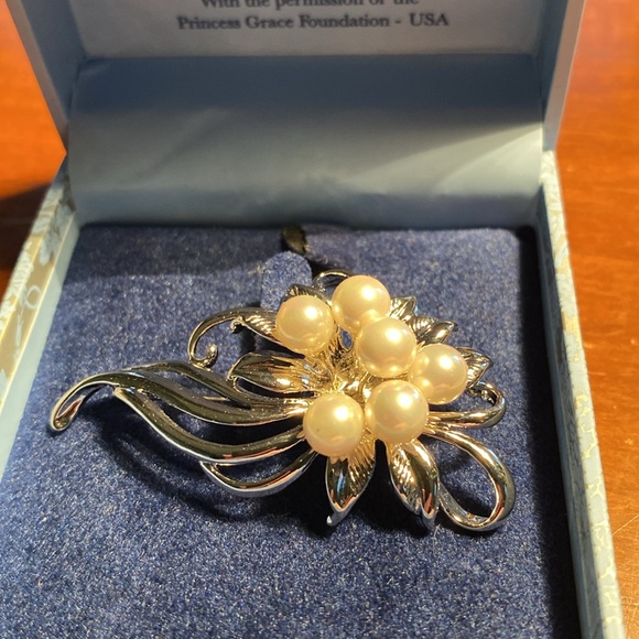 New in Box Princess Grace Collection Pearl Brooch from Newbridge Silver Ware. - Picture 2 of 9